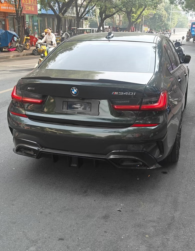 在豫Q的小县城见到了它看到了一辆宝马bmw3系340i，一时间觉得是眼花了，停