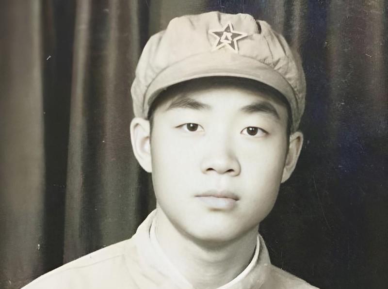 1951年，15岁新兵张典文擦大炮，埋头看瞄准镜，谁料突然瞅见，敌人阵地上出现一