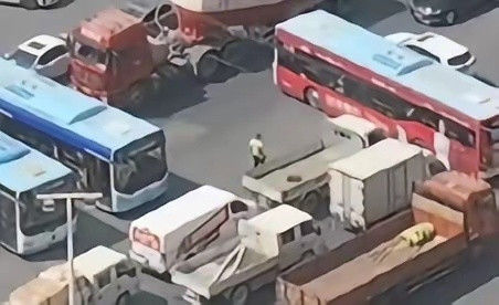 如果你最近压力很大，不妨来看看这位交警。