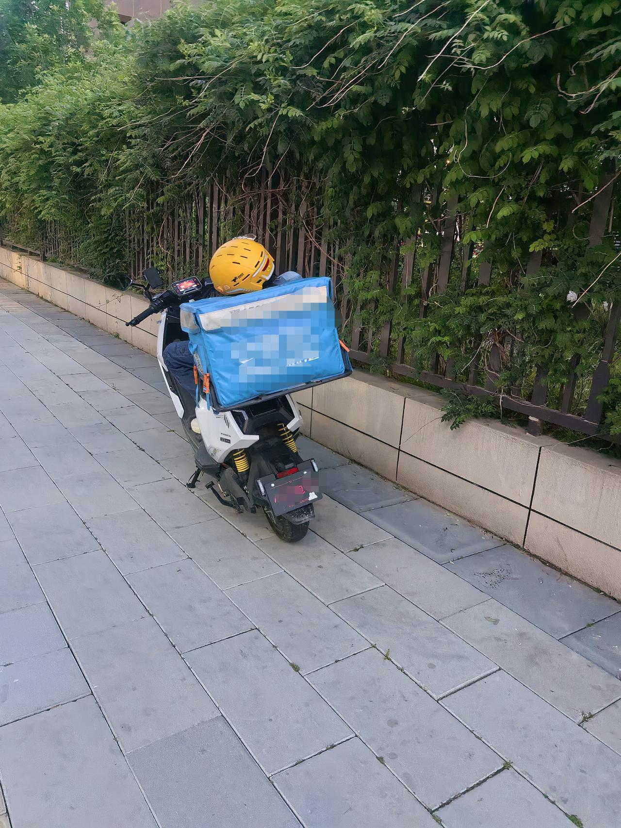 晚饭后在路上散步，看到路边一个外卖小哥躺在电瓶车上，手机在手里平放着，不像在看手