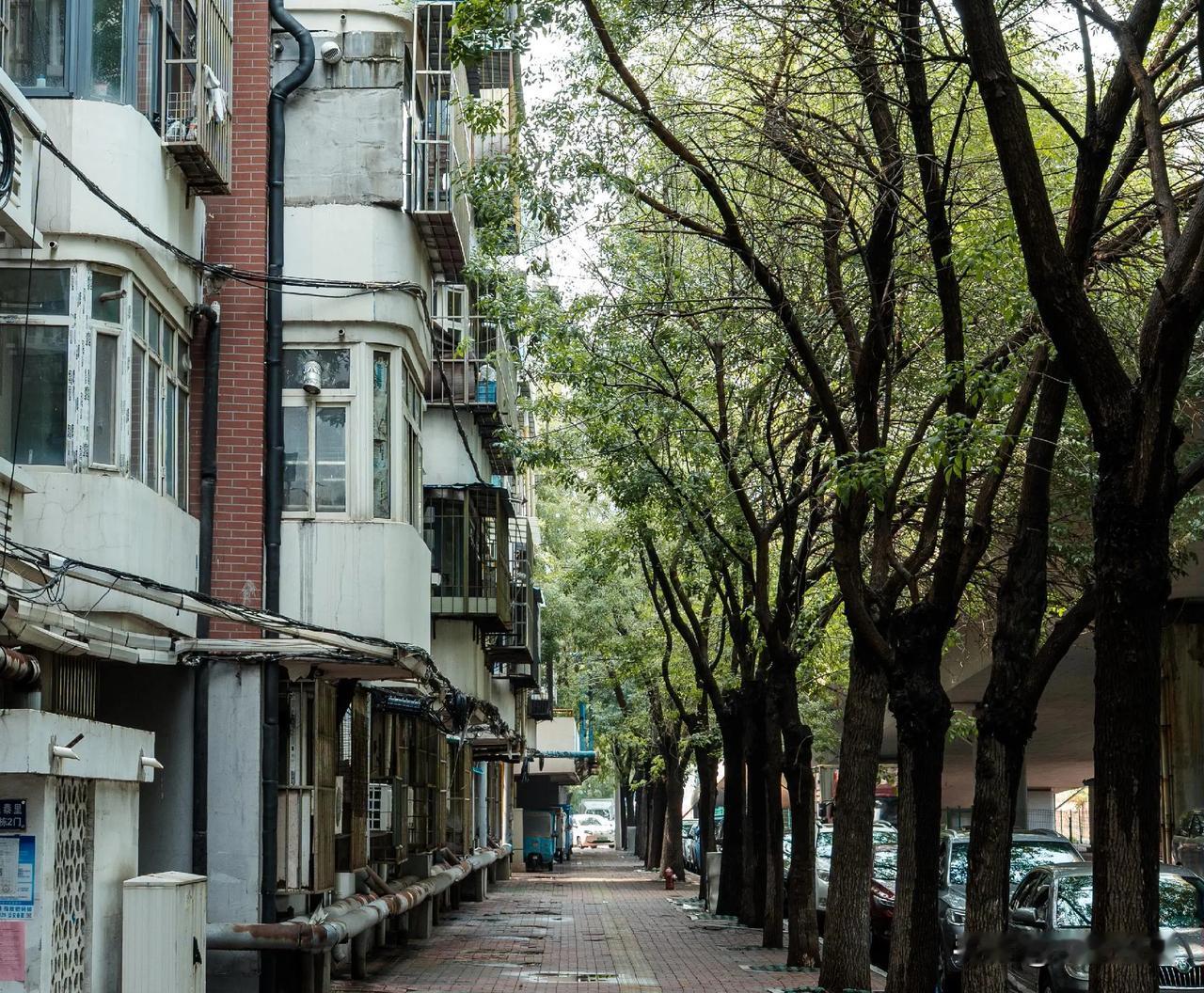 一位长期做房地产中介的朋友说:“如果你现在已经有套房子住着，不管大小，不管新旧