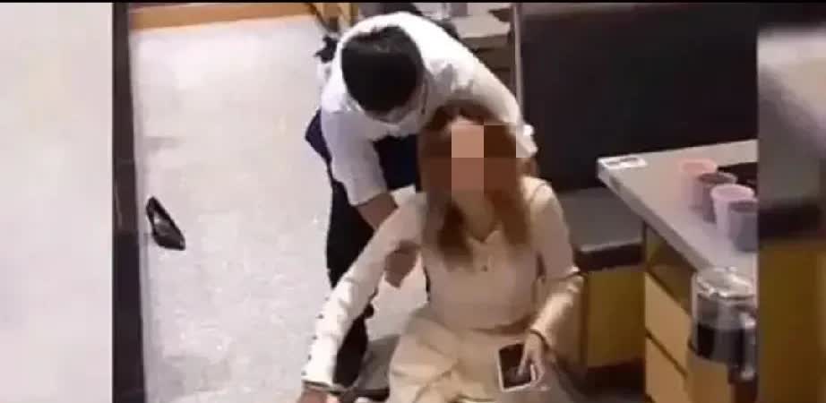 女子要38万彩礼，男友果断分手。女子坐地上嚎啕大哭。女子和男友在一起已经8年了，