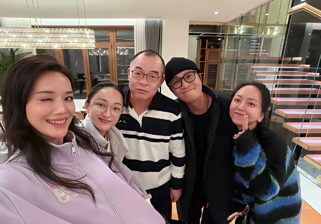 舒淇在香港晒了张深夜聚会合影！照片里周迅皮肤好到爆，嫩得跟婴儿似的；旁边的郑伊健