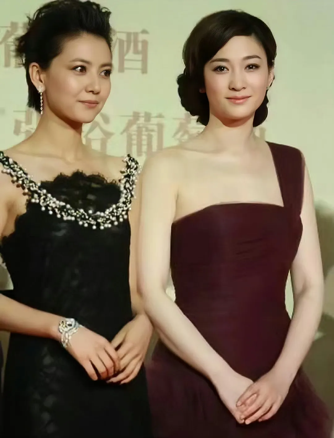 李小冉到底有多白？怎么旁人站她旁边都灰头土脸的她单看并没有太出众但是合照是