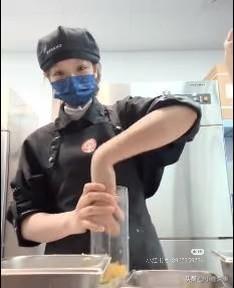 看到霸王茶姬的消息，我妹一下午都没说话。她攒了三个月的积分，就为换那个限量杯