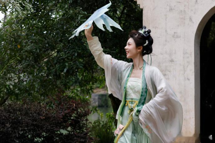 赵今麦演楚听雨听名字都能掐出水来赵今麦每一个动作都有了角色状态沉浸式带入人物心