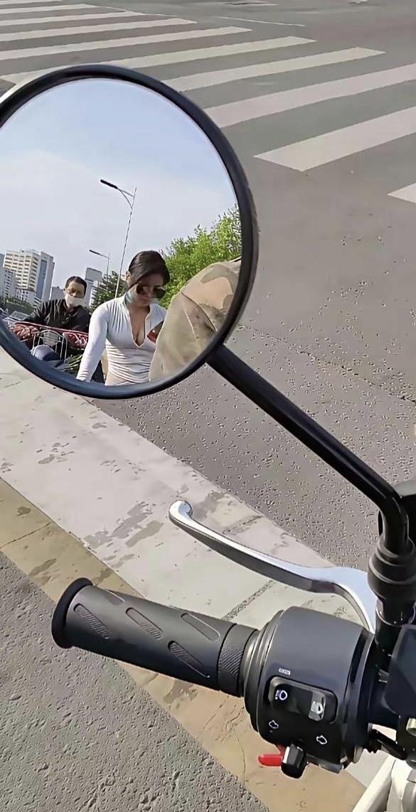 多看后视镜还是很有必要的[捂脸哭]