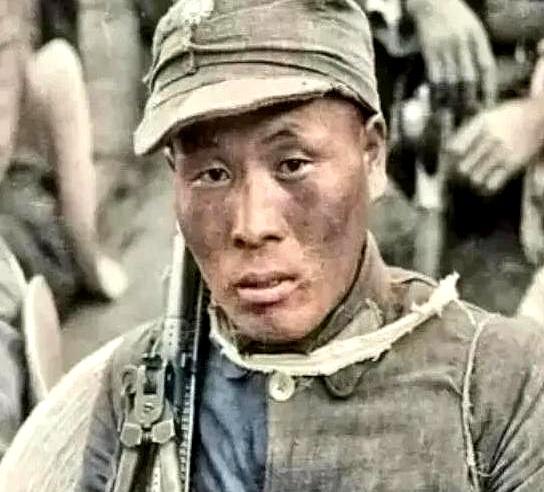 1945年，一名机枪手为了躲避日军，选择绕上山路前进，没想到意外发现100多名正