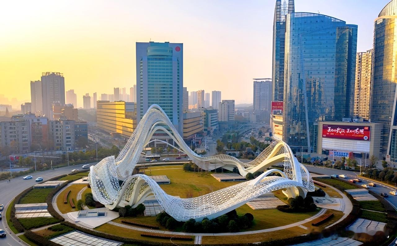 武汉新芯迎来国资控股，不是简单财务收购，是一次半导体产业链的链位重排！湖北