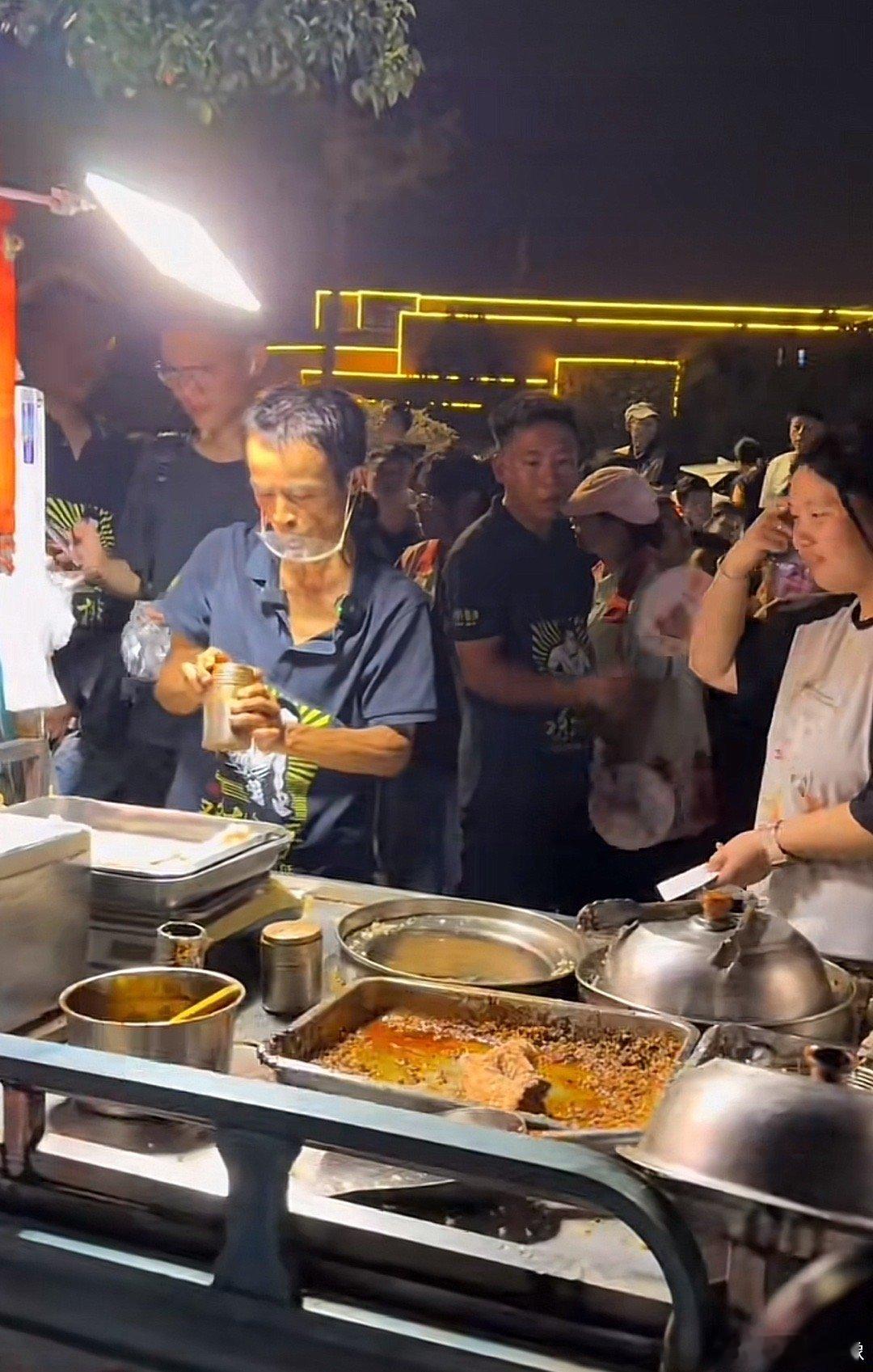 国庆节前的鸡排哥：一切尽在掌控国庆节时的鸡排哥：疲惫的痛苦面具已露出情绪价值被网
