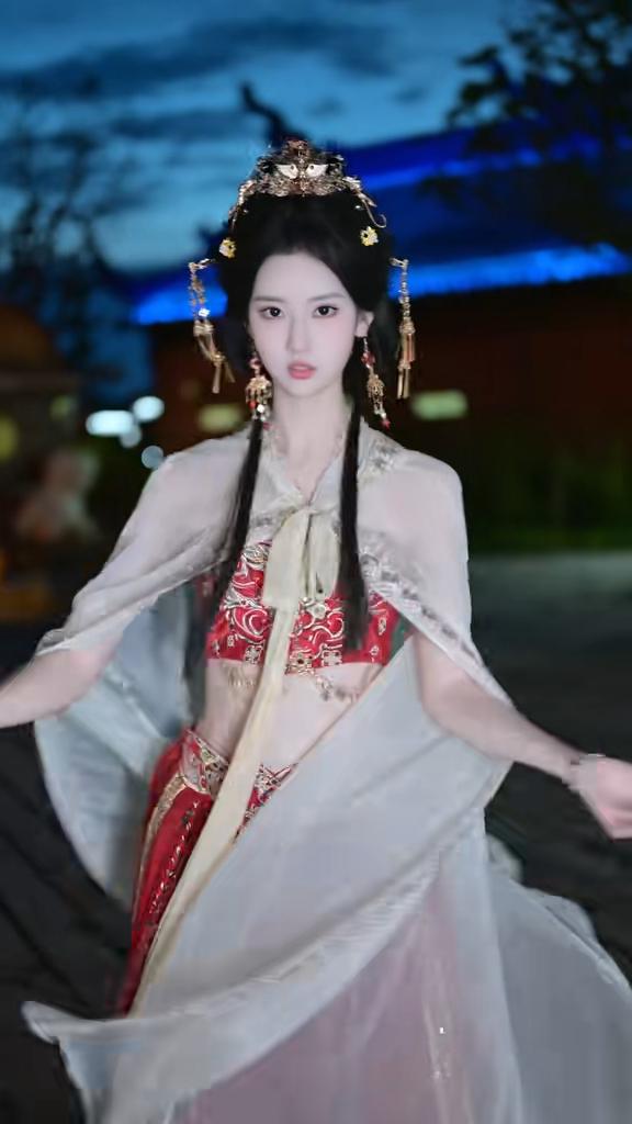 好漂亮的萱萱，又美又仙，很难不心动。模特董雨萱