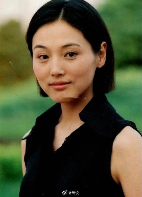 演员张延跟她丈夫的合照，她变样了，没年轻时好看。