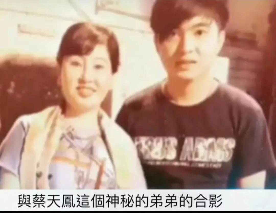 蔡天凤的母亲胖时是富态美，瘦时是精致美，她就是个辨识度高的大美人。