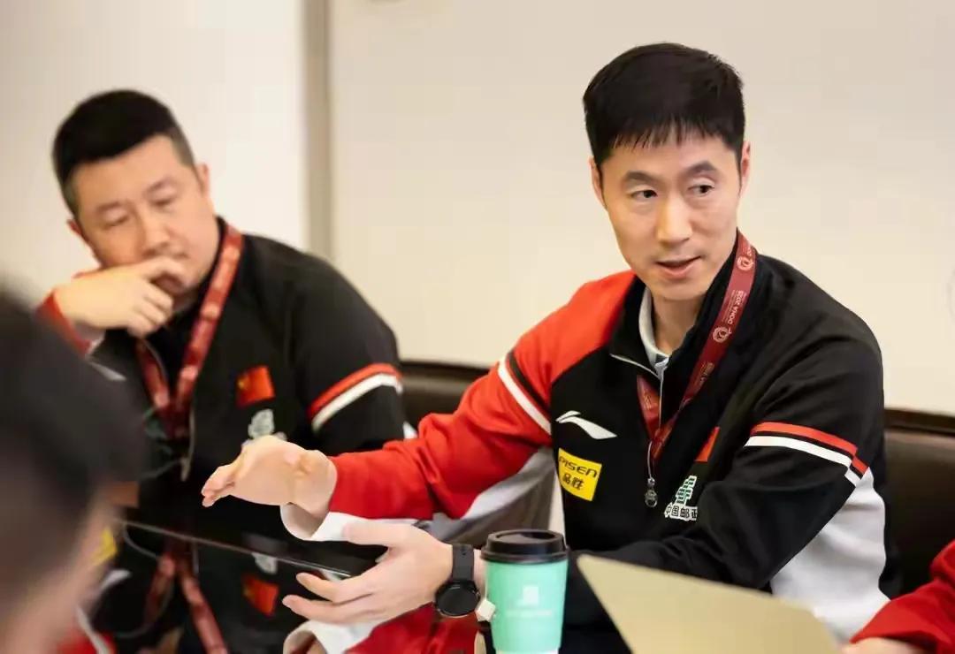 能够接触到王楚钦球拍的人只有4个，谁最可疑……？1：负责球赛检测的工作人员，