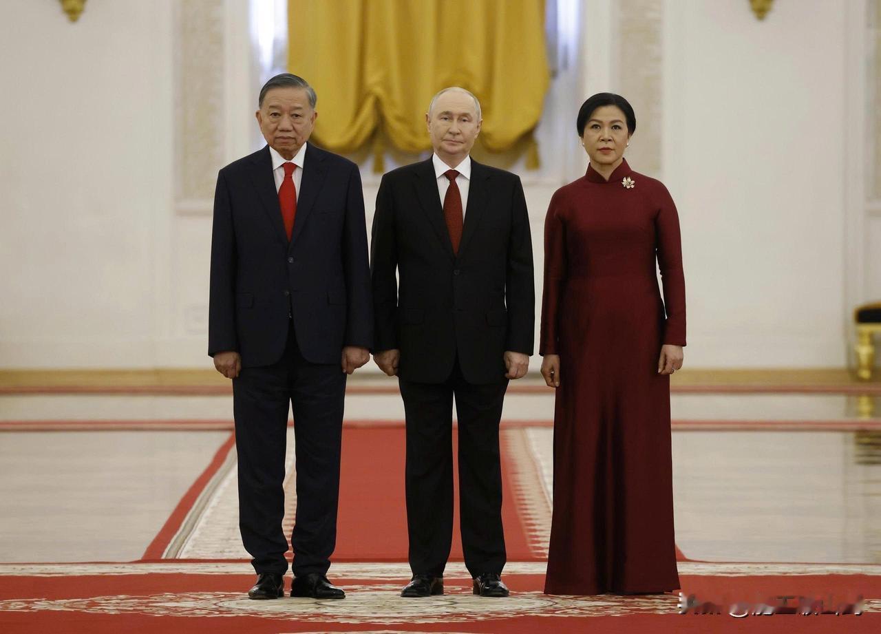 俄罗斯越南哥俩好，苏林比普京还显老。俄罗斯总统普京在克里姆林宫圣乔治大厅会见苏林