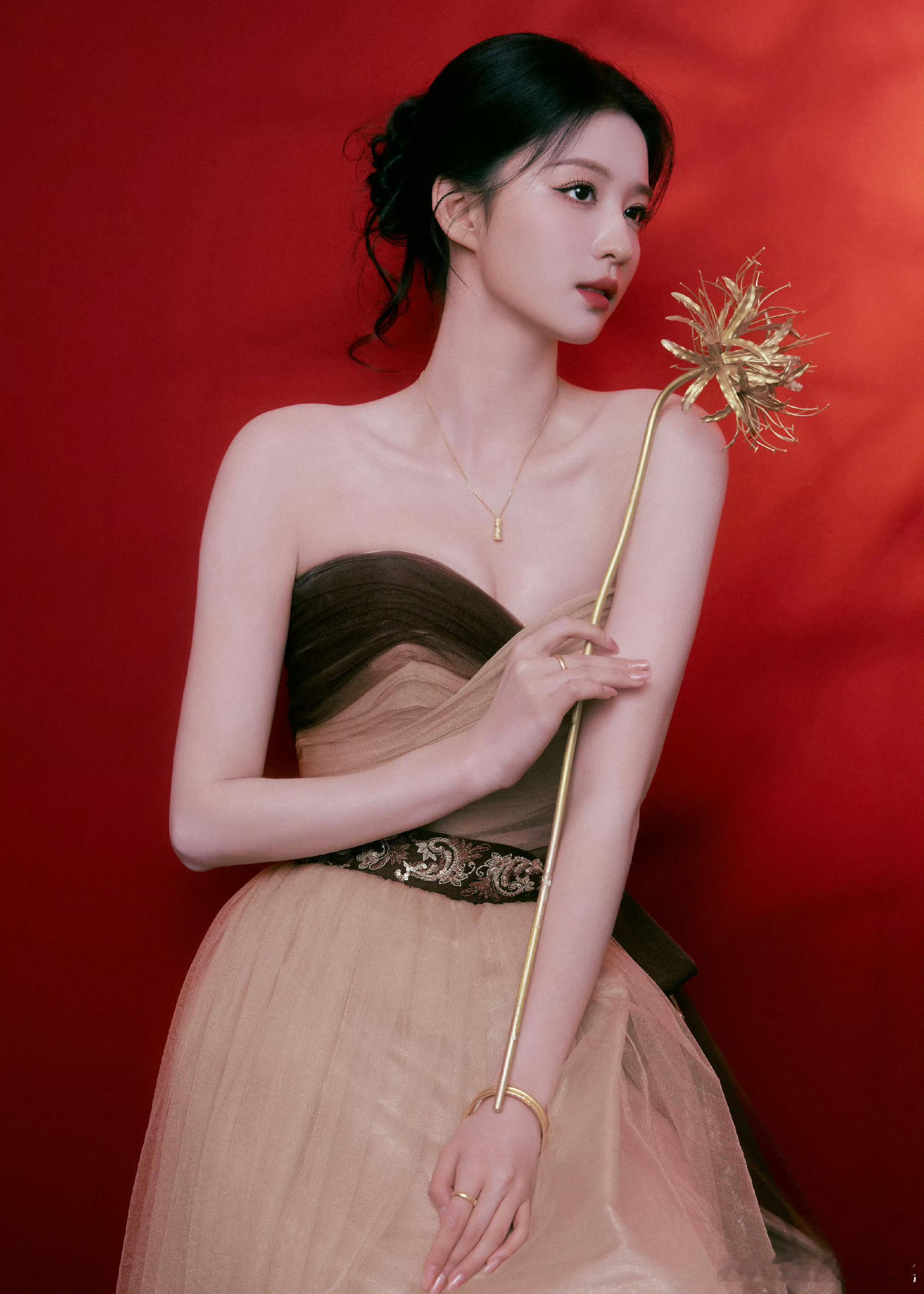 王楚然上身DENISE25春夏系列礼服，佩戴周六福节节高升系列亮相品牌线下活动?