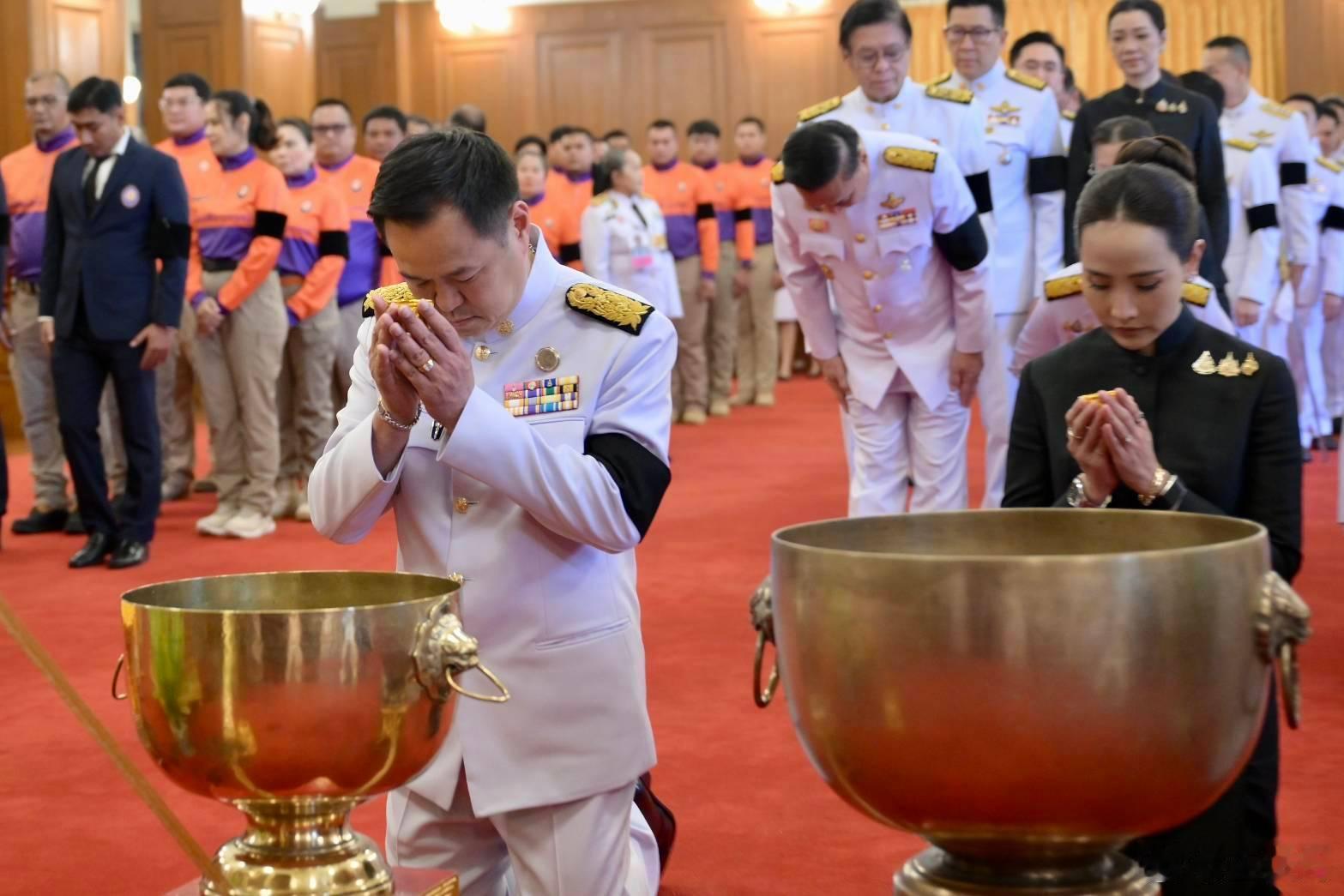 泰国王室🇹🇭6月13日，泰国总理阿努廷·参威拉军率领内阁大臣及政府高级官员