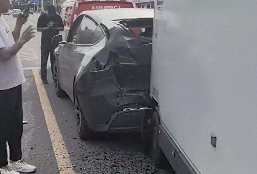 山东青岛，李先生驾车等红灯时遭遇追尾，当他捂着脑袋下车理论时，傻眼了，撞自己的居