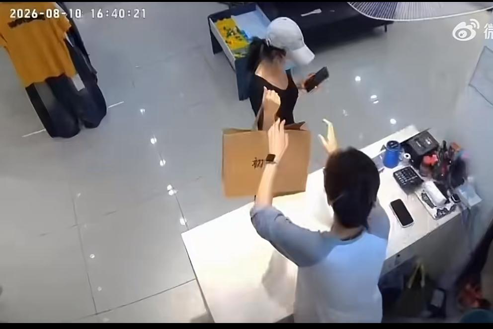 小仙女服装店0元购真是理直气壮，等我找到工作赚钱了就还你，这是小仙女霸气的拿走