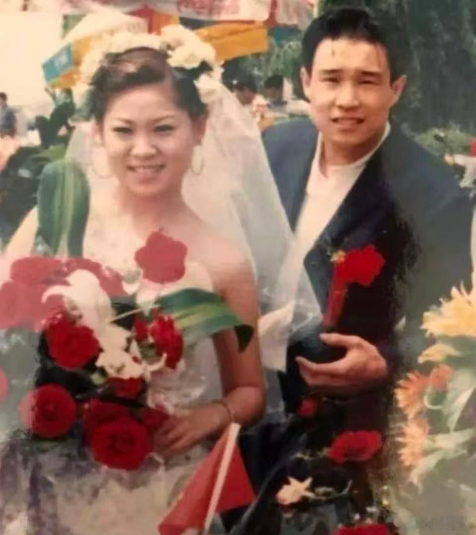 小沈阳沈春阳说甜是我们的日常从老照片里的红玫瑰到“我俩互换了”的搞怪，他俩真是把