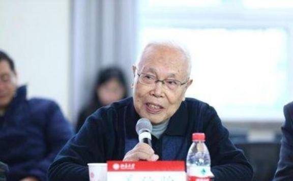 “中美差距有多大？”中国科学院院士姜伯驹一语惊人：“不是别人卡我们脖子，而是我们