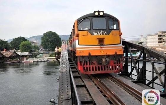 幸亏中国没中标！泰国高铁选择日本人建设，建成后让泰国欲哭无泪。一辆贴着“测试中”