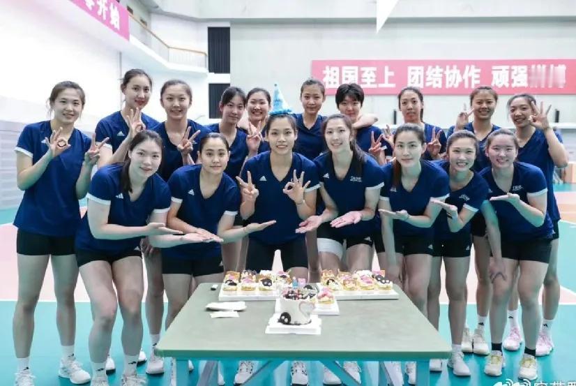 中国女排公开课前最新17人大合照！王媛媛和董禹晗缺席！今天是中国女排主攻手庄宇