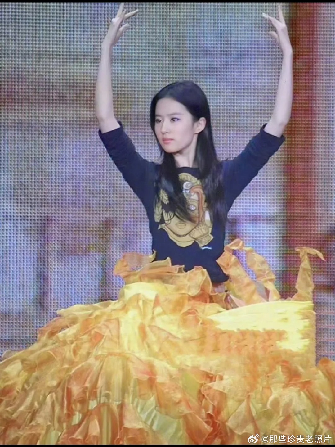 2006年19岁的刘亦菲成为首届金鹰女神