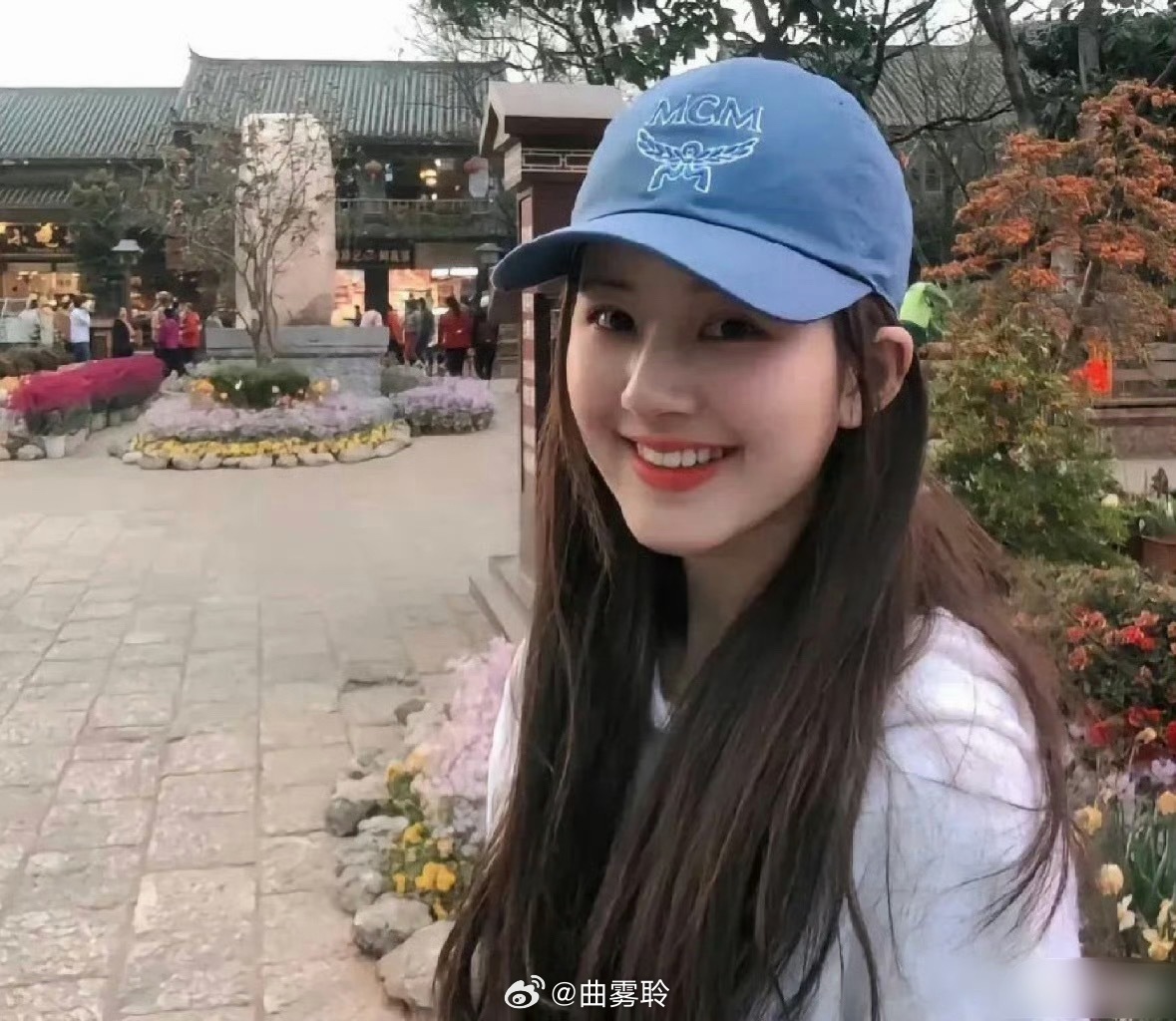 赵露思的小学毕业照一眼就能认出是她，真是长得很有辨识度！难怪后来能成为明星，从小