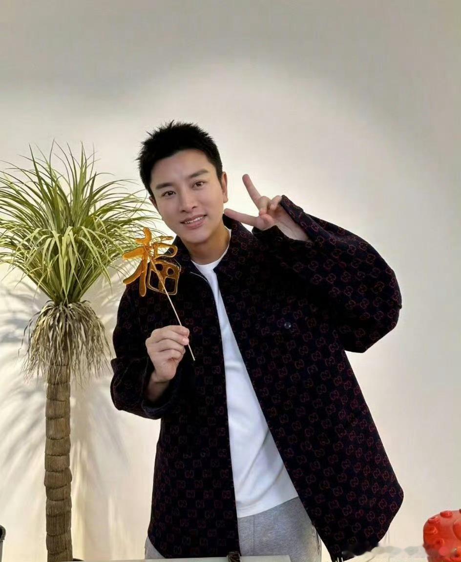 甜馨陪贾乃亮过42岁生日真的是很羡慕亮哥，甜馨陪贾乃亮过42岁生日两个人同框