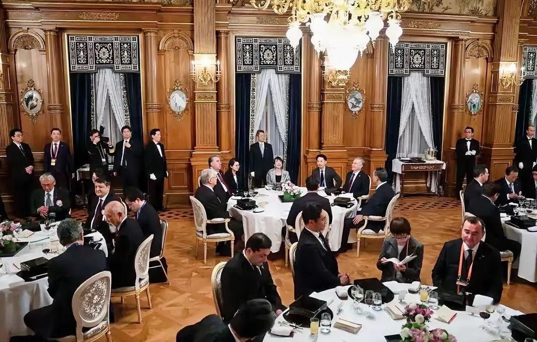 真是啪啪打脸！12月19日，日本首相高市早苗在东京宴请了哈萨克斯坦、吉尔吉斯斯坦
