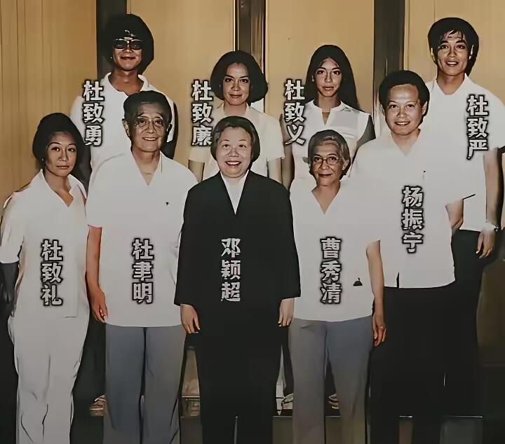 这是邓颖超奶奶和杜聿明一家人的合影，大概拍摄于60年代，真是特殊的记忆，罕见