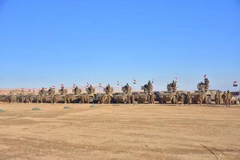 这才是真正的严防死守，伊拉克军队沿着叙利亚边境线，一字排开严防死守！朱拉尼的数万