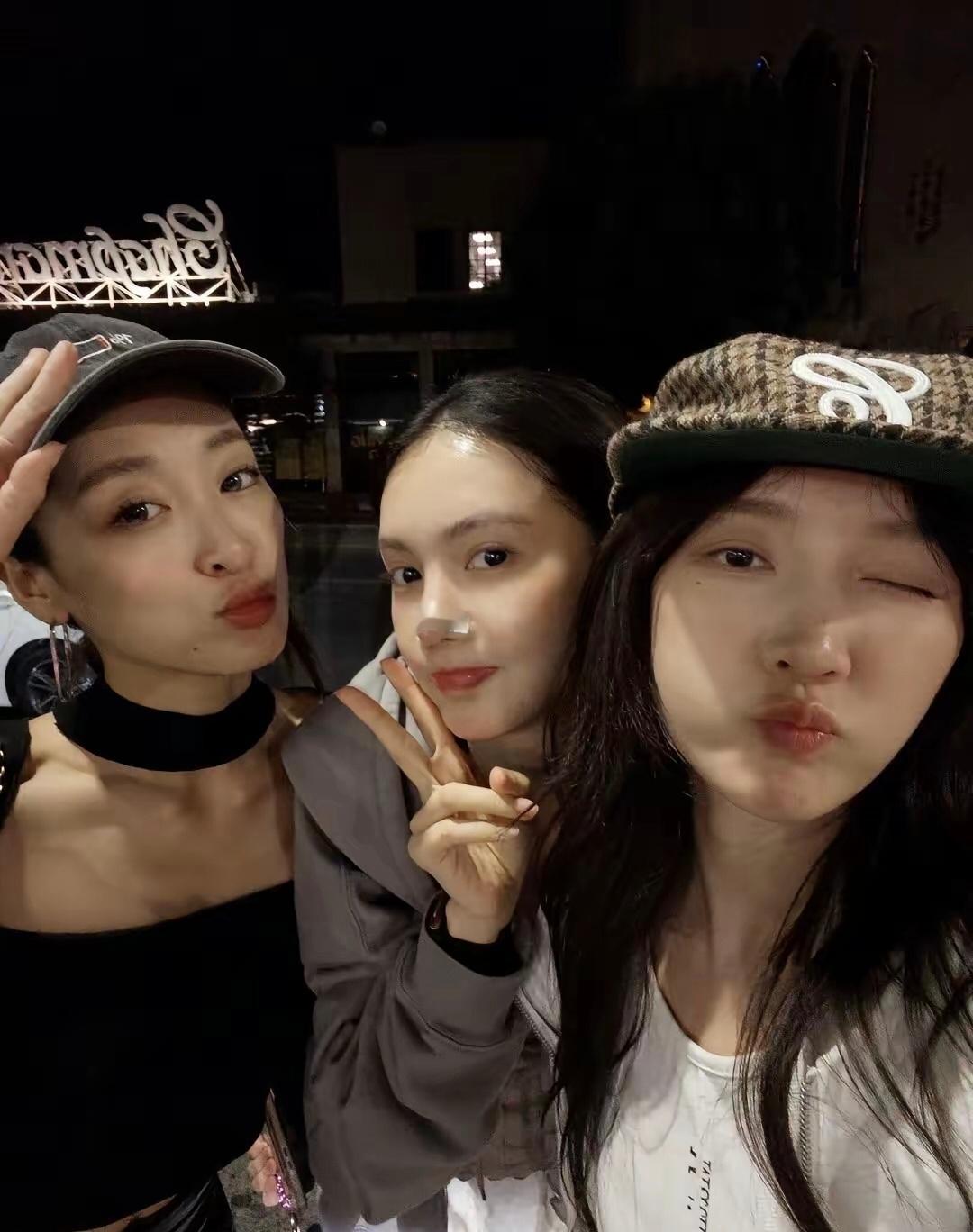 金晨怎么突然去海外留学了，晒与好友合照，分享在海外租的房子，暂时脱离内娱大环境，