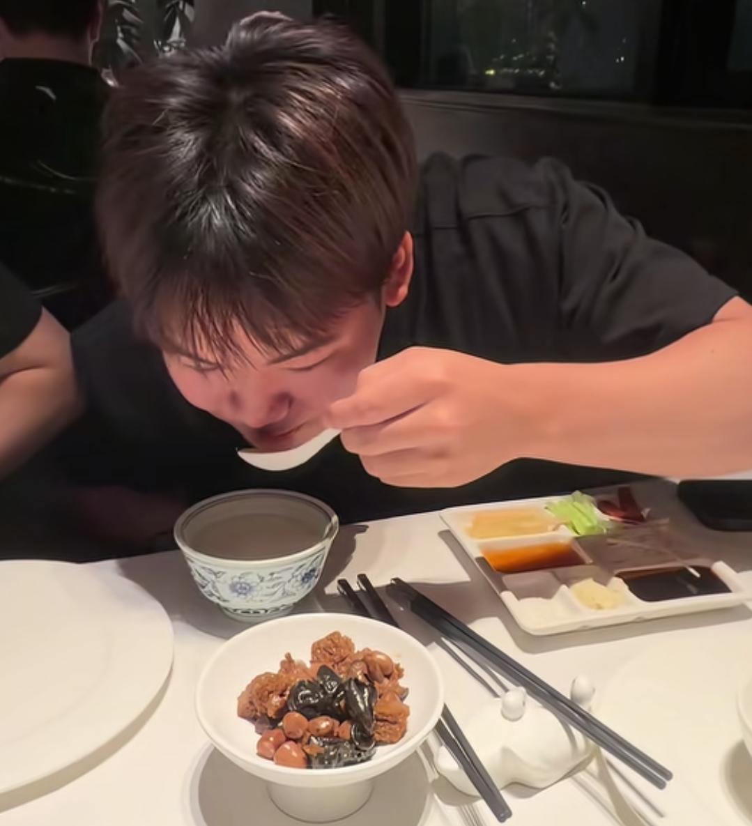 日乒少爷松岛辉空来中国打比赛最开心的事就是尝尝中国美食，与队友一起吃饭的他笑得合