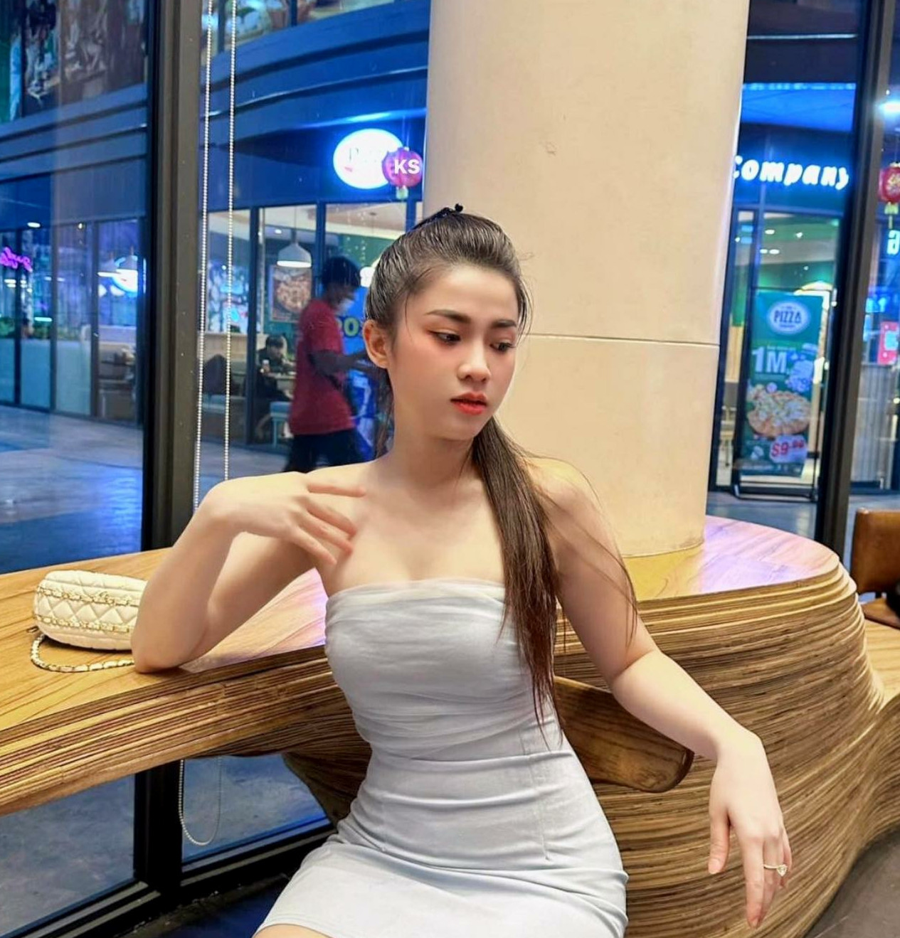 媳妇去出差，说酒店镜子擦得太亮。