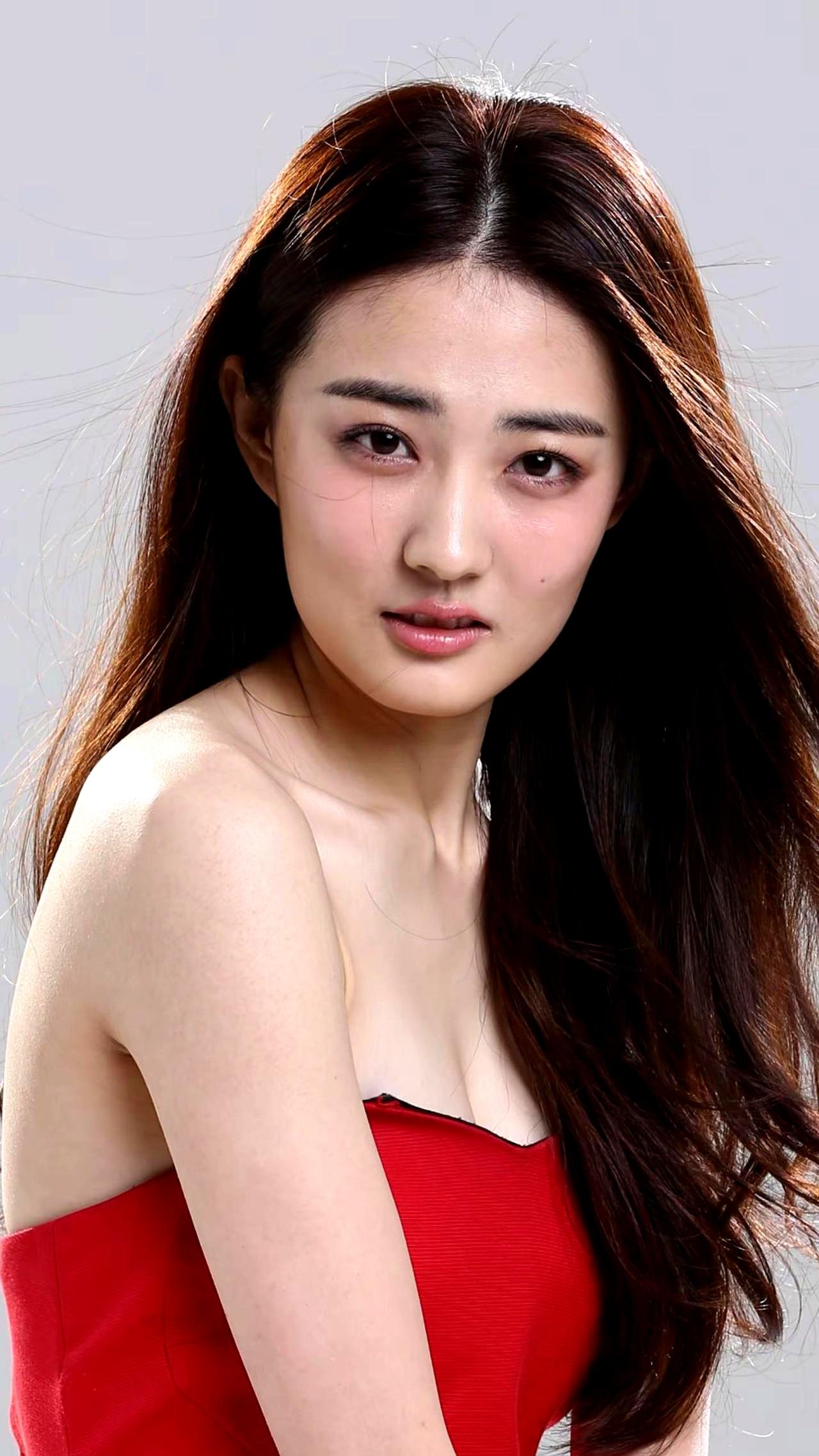 看到网友给徐璐扣上“大胸妹”这顶帽子，先是懵，然后觉得尴尬。身材不过常态，偏偏