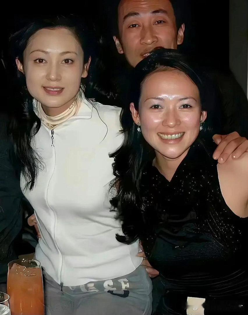 陈红与章子怡罕见旧照曝光，微醺氛围感拉满，颜值浑然天成，美得各有韵味。