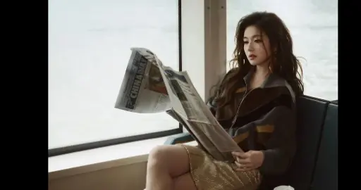 李兰迪坐游轮出游, 休闲上衣搭配短裙, 大长腿吸睛!