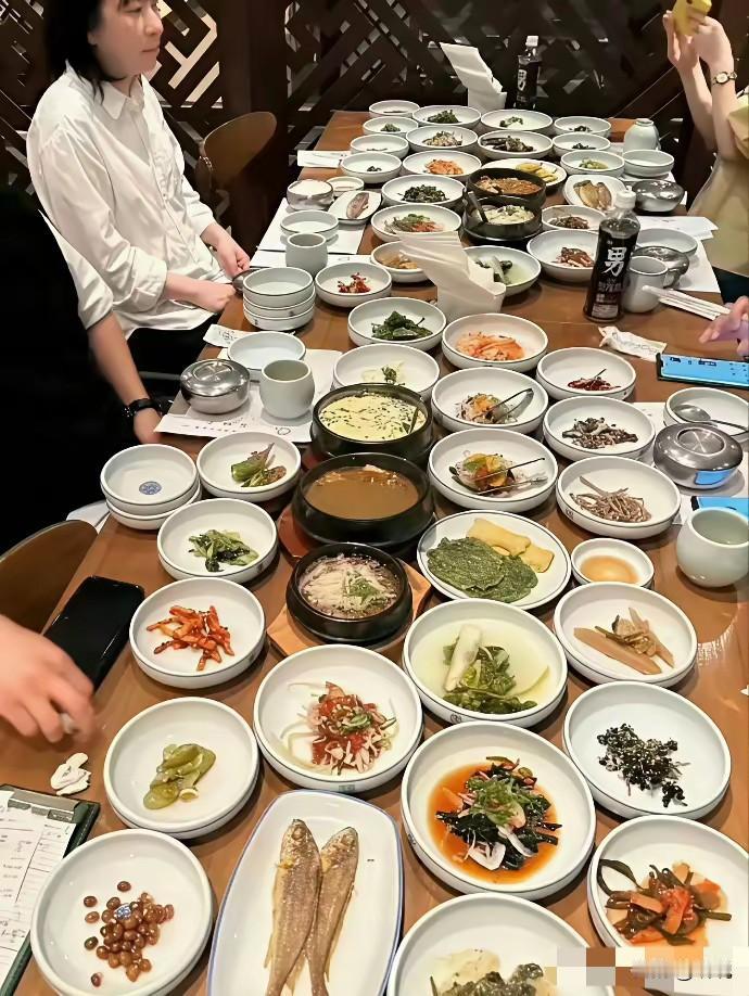 韩国精致一桌菜VS中国农村一桌菜，我想90%的人选吃右边的