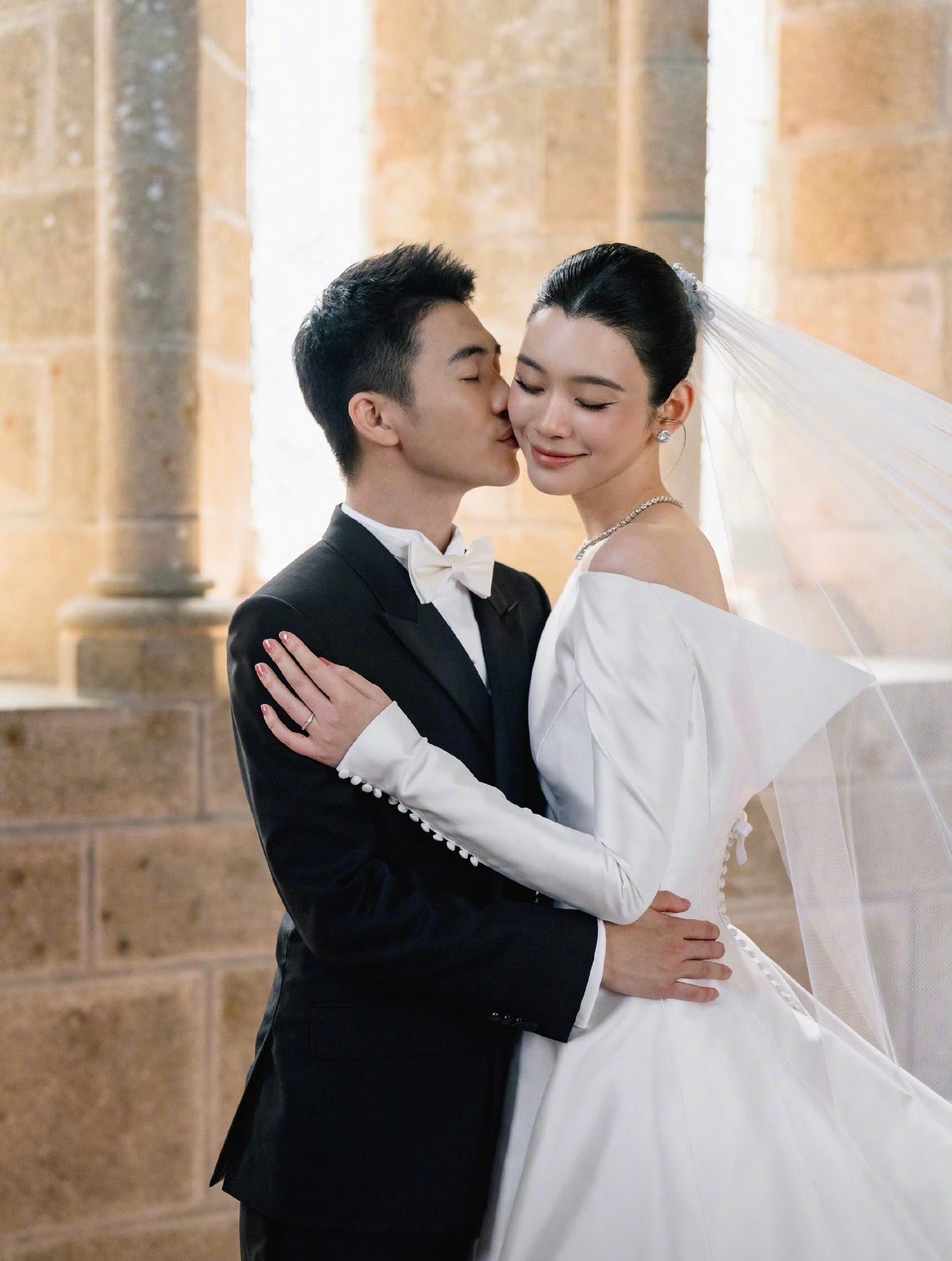 ‼️奚梦瑶和何猷君的法国婚礼现场图来了👇（奚梦瑶的白色缎面婚纱是Dior高定