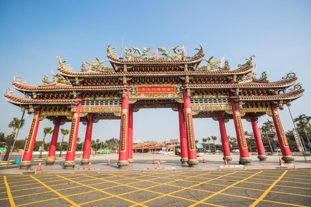 7月7日凌晨，丹娜丝台风在台湾嘉义登陆，一件比较大的事是：台湾最大的庙宇——南鲲