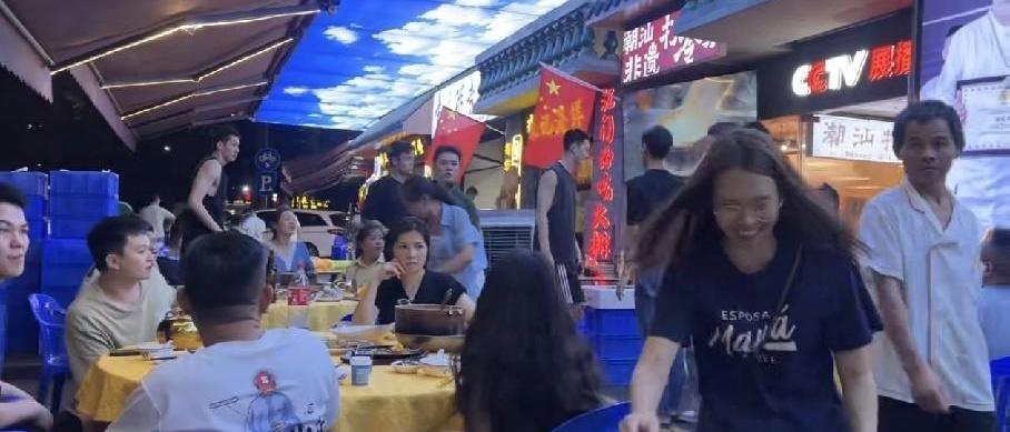 别看只是一顿饭，胡明轩这顿饭请得可不简单。广东队大胜34分，当晚他就把赵睿、任