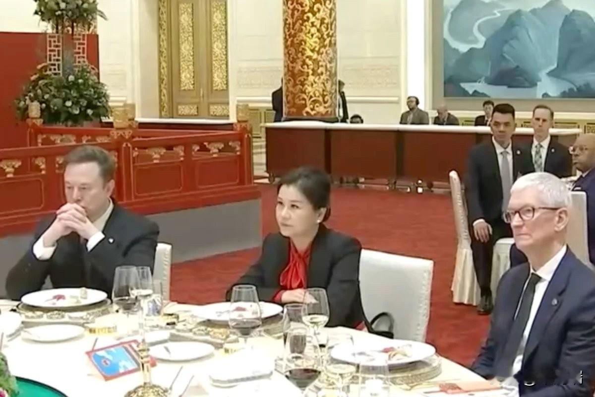 和黄仁勋一桌，左手库克右手马斯克的蓝思科技创始人周群飞：蓝思科技靠苹果供应链起飞