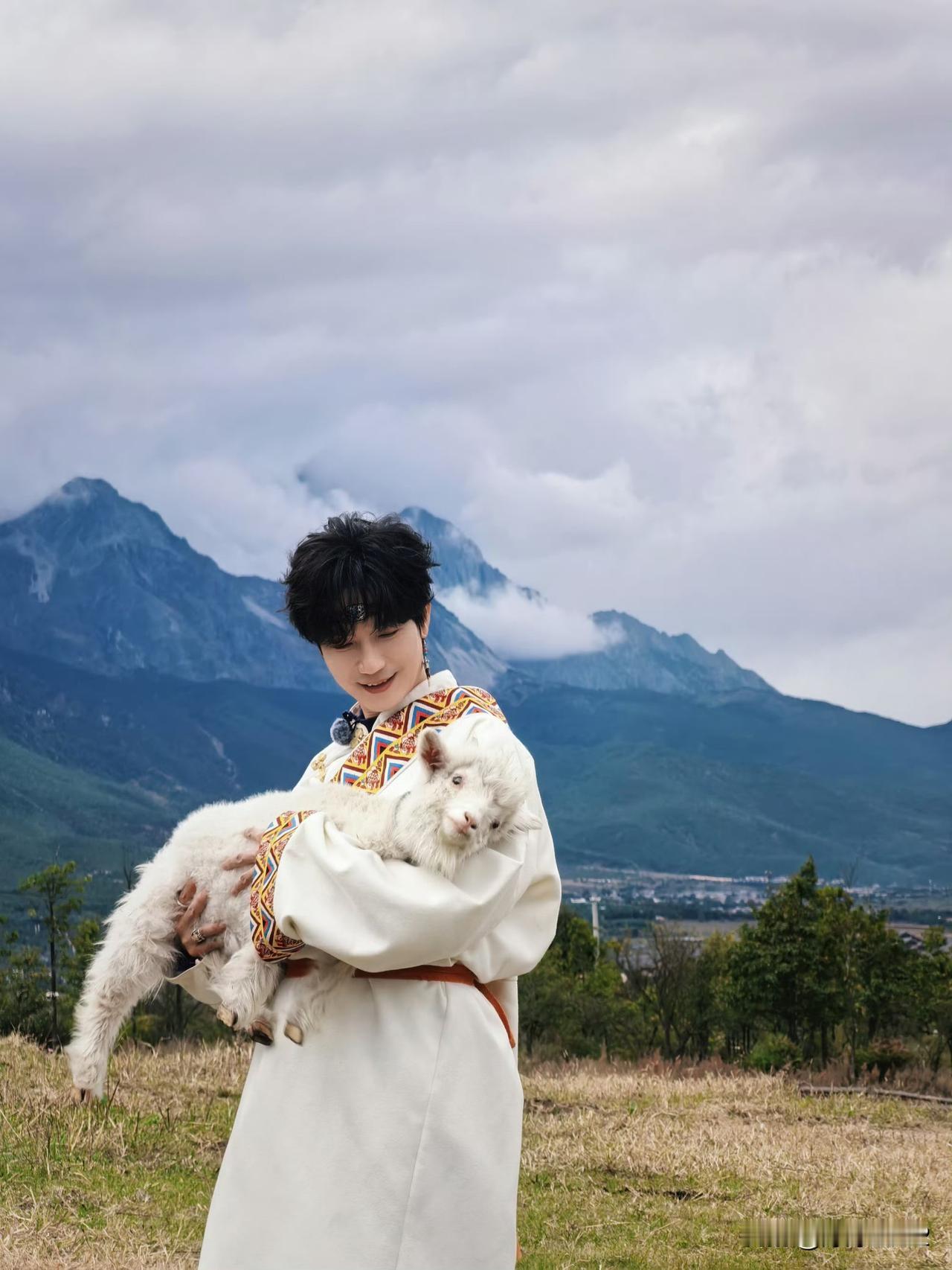 陈楚生，拥有飞碟太空舱和机械六毛啦，太空舱内部有生哥的《涂鸦森林》专辑，各