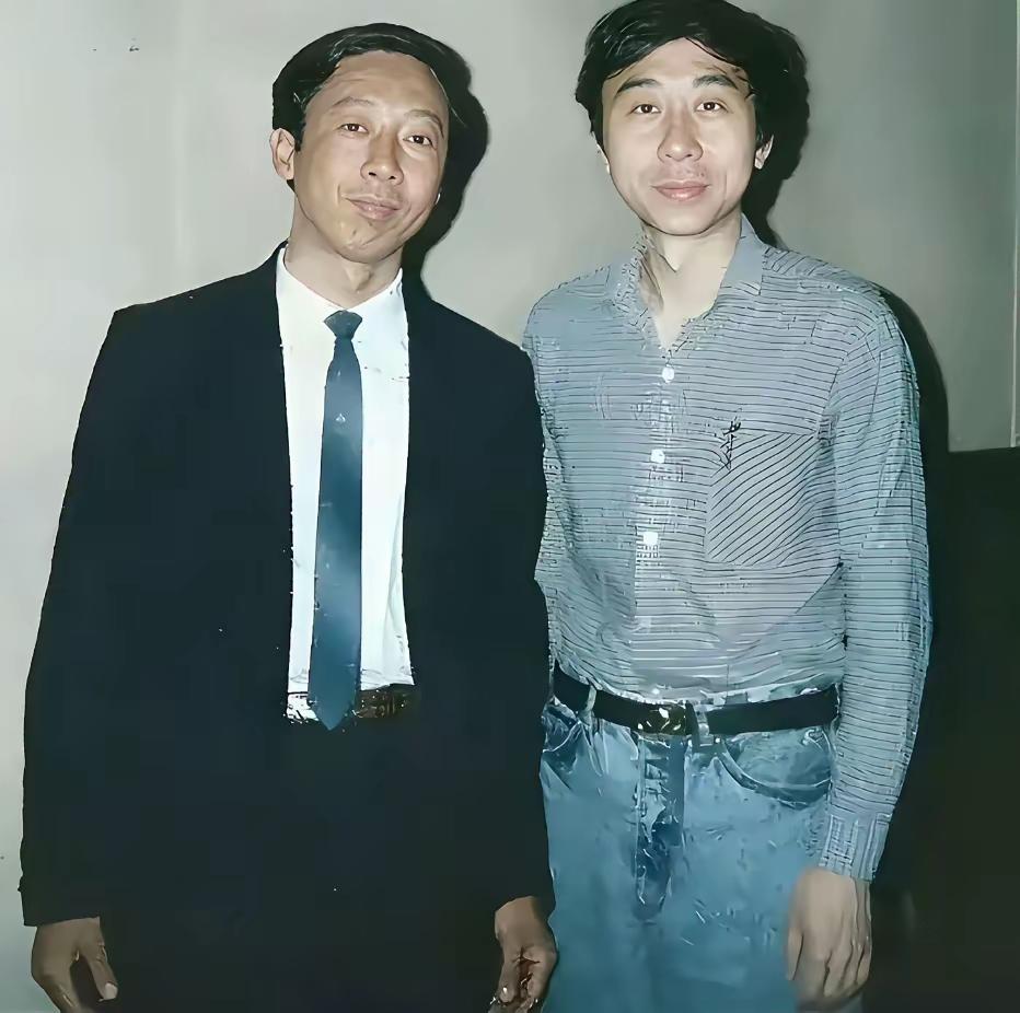冯巩和自己的父亲。您还别说，真是一个模子里刻出来的。相似度超过90%。冯巩一生