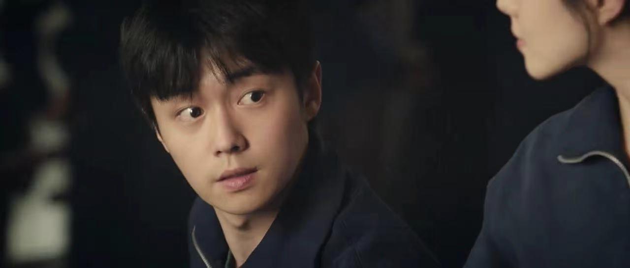 《主角》里面易青娥和封潇潇对戏的时候，导演明明要他们演母子，可是这对小年轻一对眼