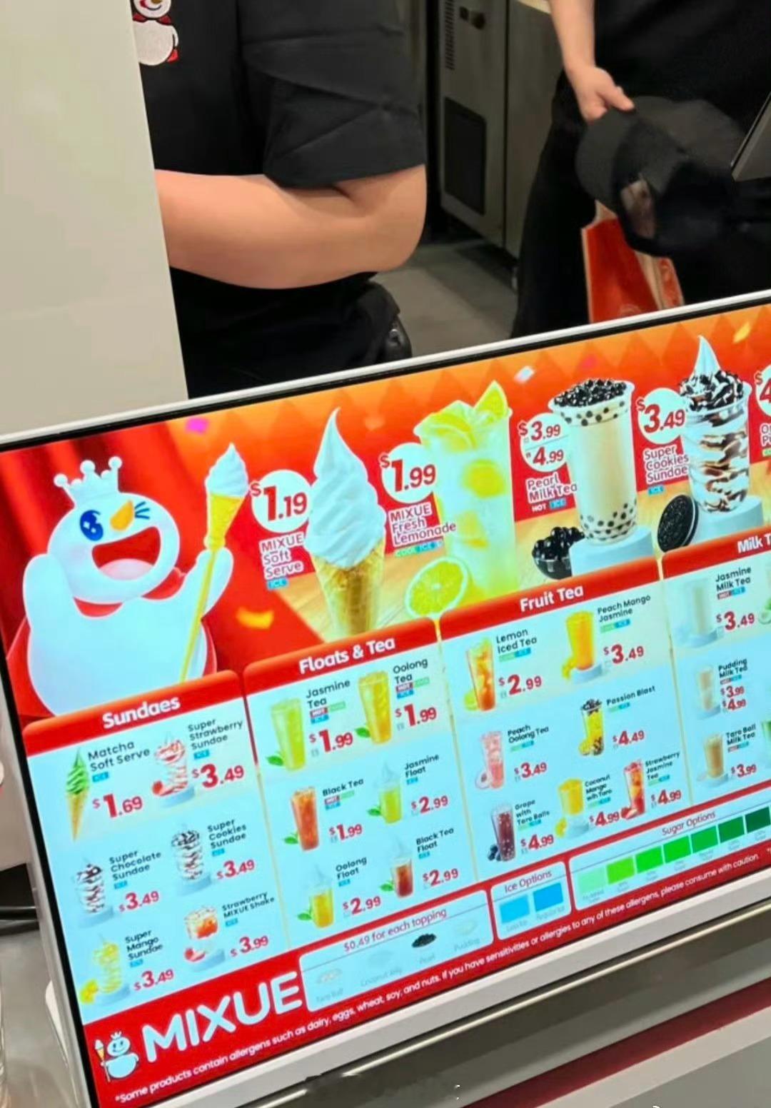 蜜雪冰城纽约时代广场开业了，冰淇淋1.19美元（约合8.4元），柠檬水1.99美