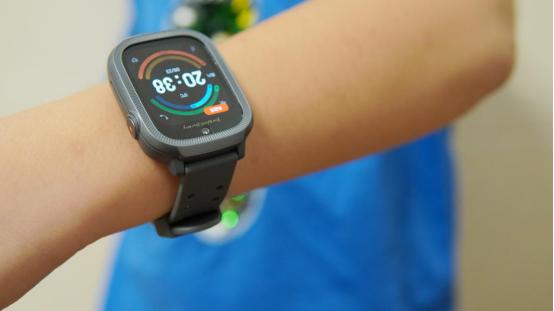 别再说智能手表“幼稚”！荣耀这款新品，成了青少年的“全能伙伴”还在给孩子戴卡通