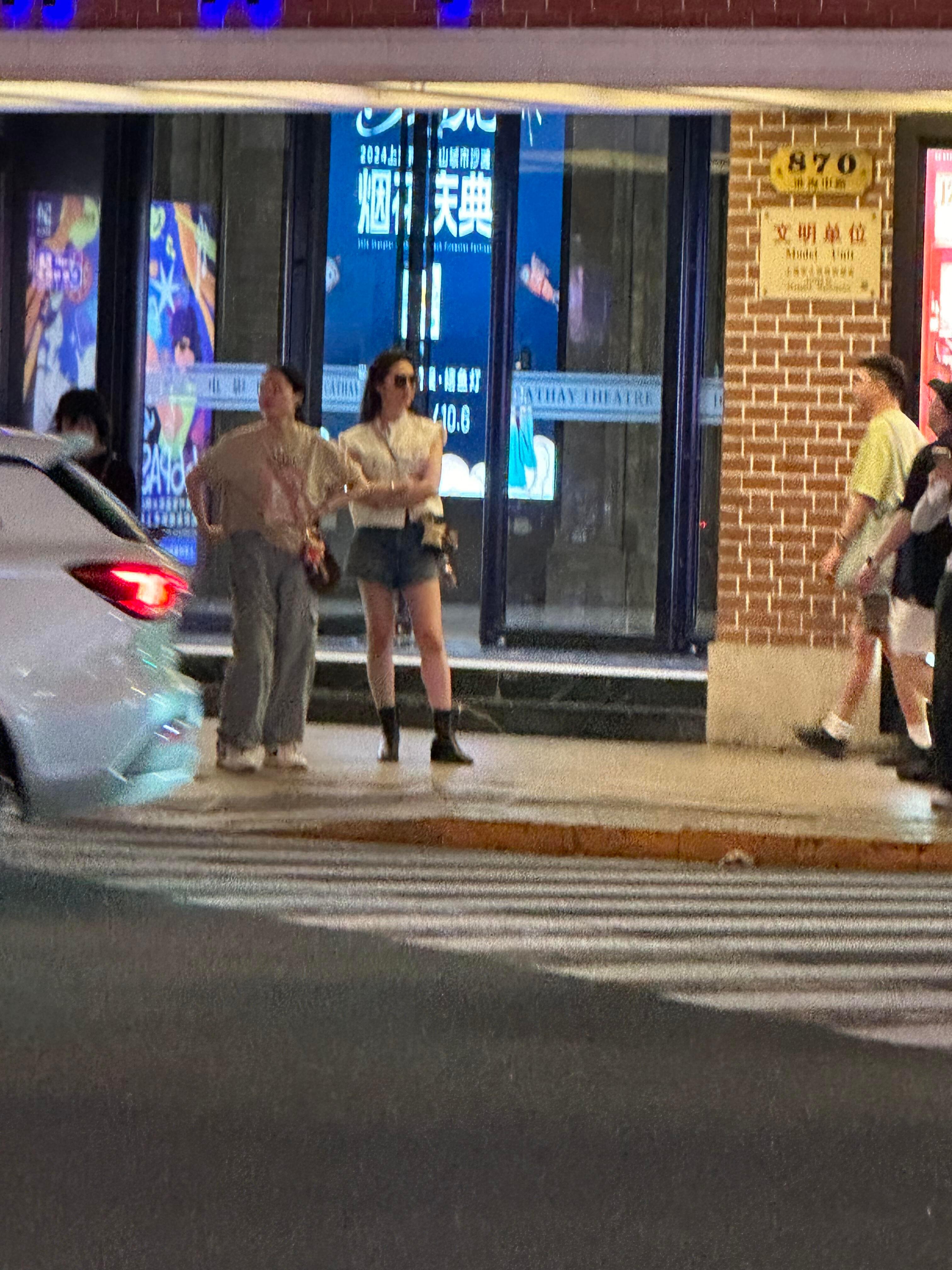街头偶遇的刘亦菲身材真的……​​​
